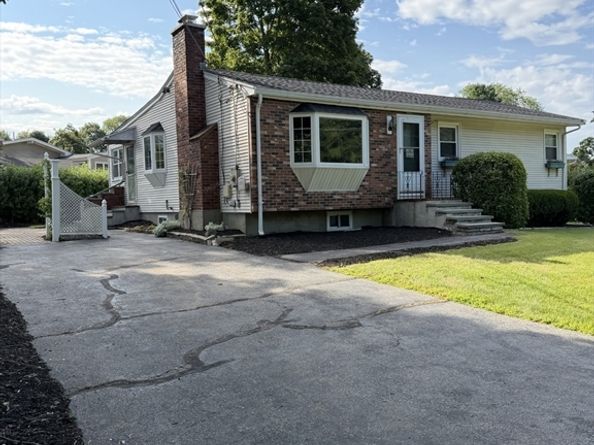 7 Hemlock Dr, Medway MA 02053