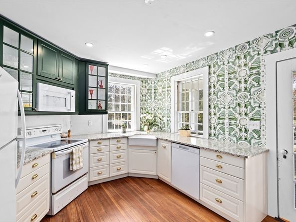 1 Winnatuxett Beach Rd, Mattapoisett MA 02739