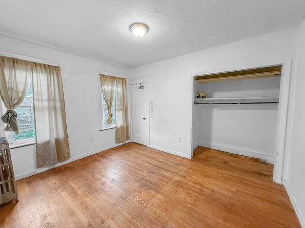 21 Dorchester St, Worcester MA 01604