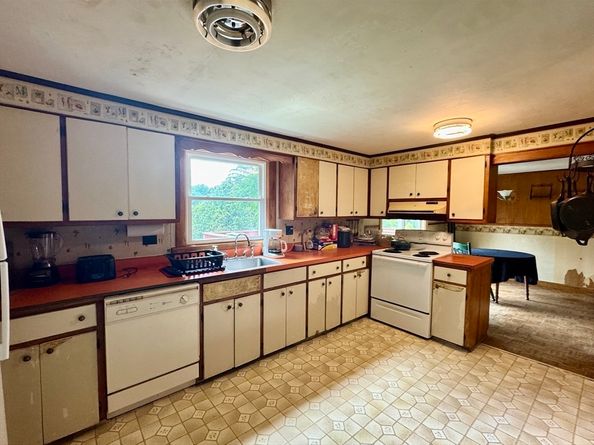 52 Elm St, North Brookfield MA 01535