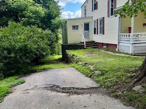 52 Elm St, North Brookfield MA 01535