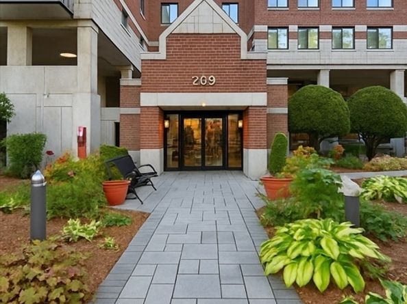200 Ledgewood 601, Stoneham MA 02180