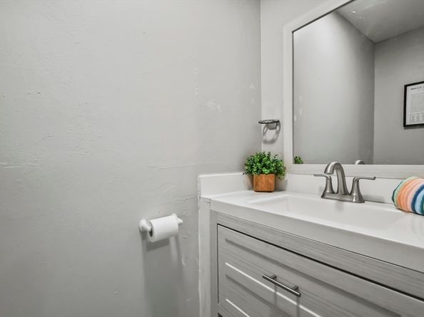 33 Kennedy Dr 33, Chelmsford MA 01863