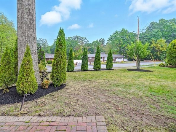 7 Timberhill Ln, Lynnfield MA 01940