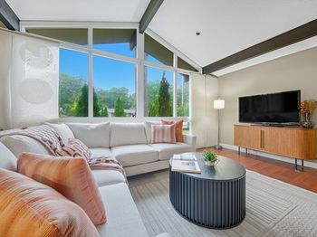 7 Timberhill Ln