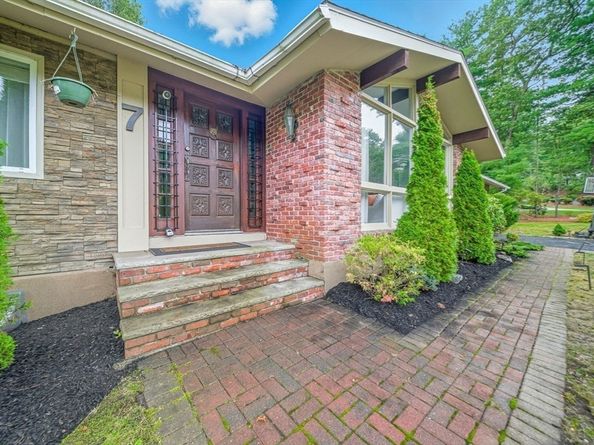 7 Timberhill Ln, Lynnfield MA 01940