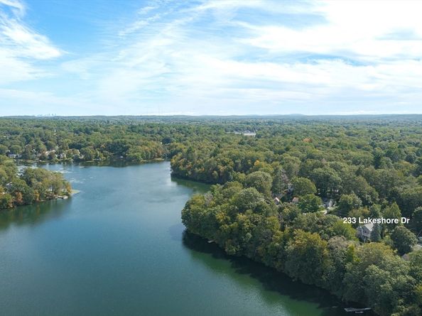 233 Lakeshore Dr, Wayland MA 01778