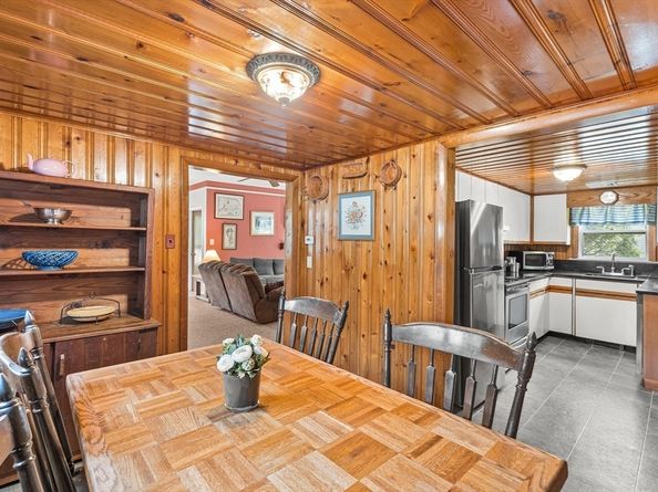 233 Lakeshore Dr, Wayland MA 01778