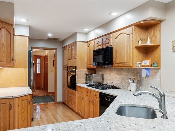 2 Tomah Dr, Peabody MA 01960