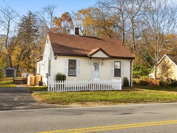 563 County Road, Rochester MA 02576