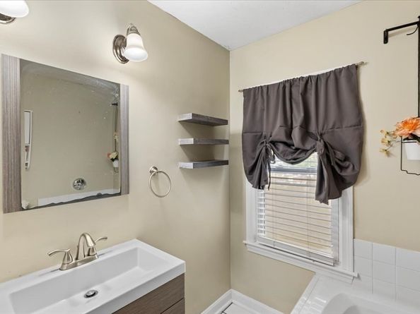 563 County Road, Rochester MA 02576