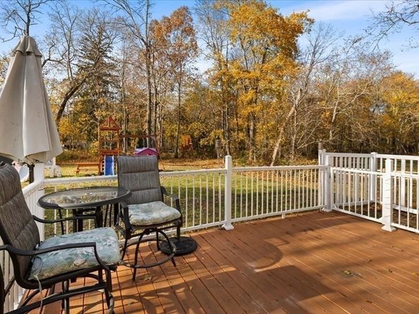 563 County Road, Rochester MA 02576