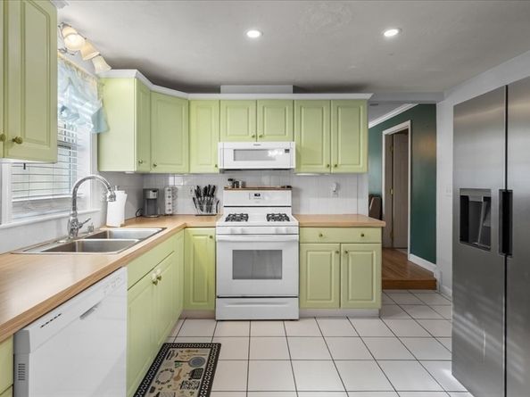 563 County Road, Rochester MA 02576