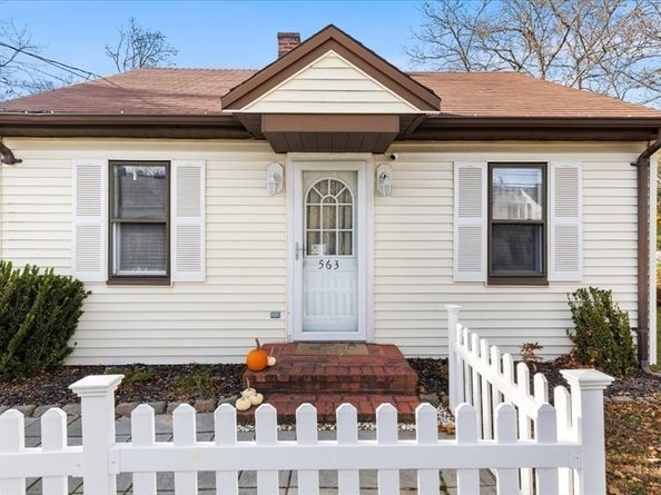 563 County Road, Rochester MA 02576