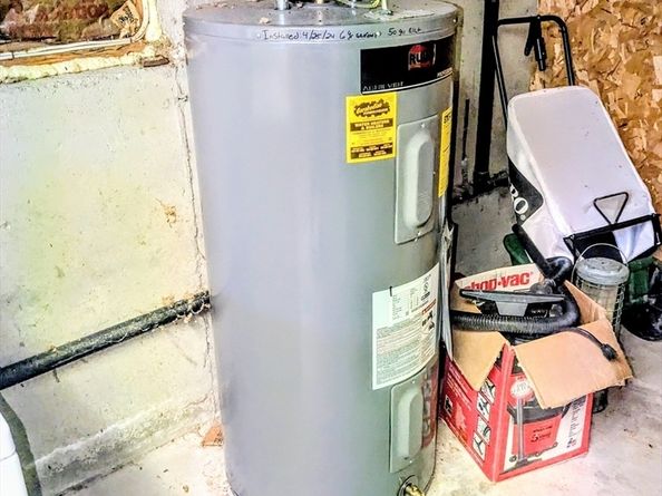 41 Walnut Hill Dr, Worcester MA 01602