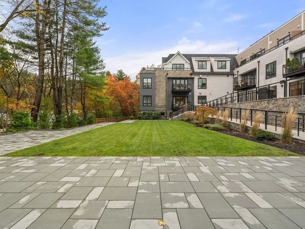 148 Weston Rd 208, Wellesley MA 02482