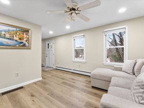13 Plain St, Upton MA 01568