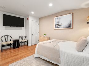 11 Charter St, Newburyport MA 01950