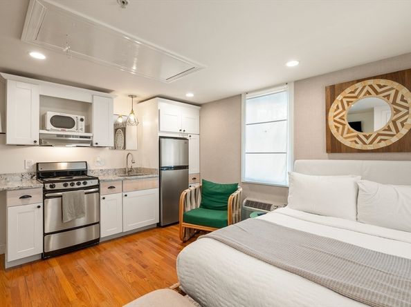 11 Charter St, Newburyport MA 01950