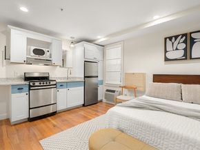 11 Charter St, Newburyport MA 01950