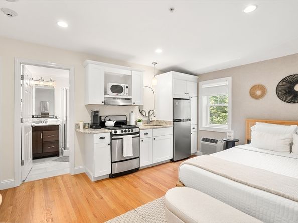 11 Charter St, Newburyport MA 01950