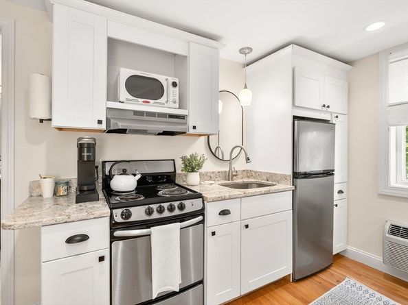 11 Charter St, Newburyport MA 01950