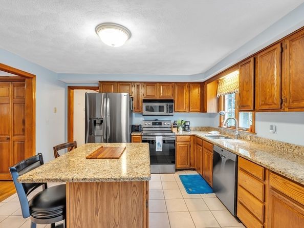 143 Charlton Rd, Dudley MA 01571