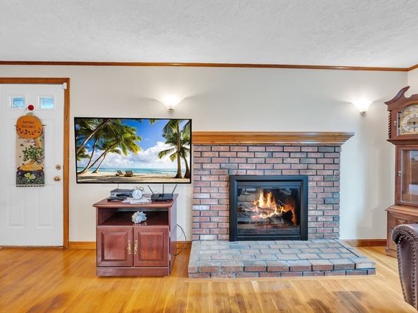 143 Charlton Rd, Dudley MA 01571