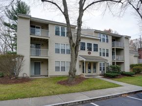 26 Walden Drive 4, Natick MA 01760