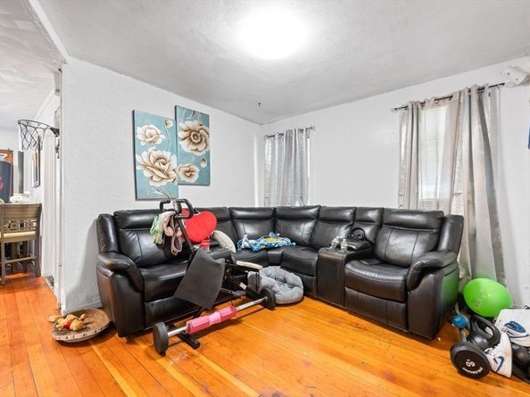 196 Poplar St, Chelsea MA 02150