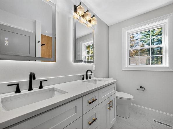 10 Avondale Ave, Billerica MA 01821