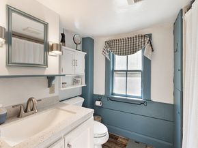 17 Maple St, Sterling MA 01564