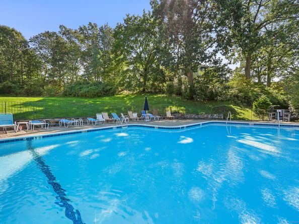 171 Rowayton Woods Drive 171, Norwalk CT 06854