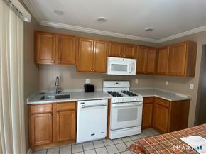 11 Mannions Lane APT 11, Danbury CT 06810