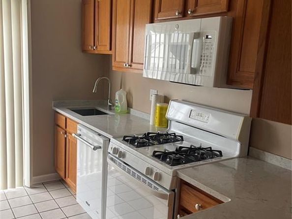 11 Mannions Lane APT 11, Danbury CT 06810