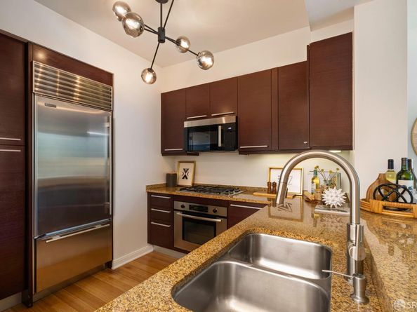425 1st Street 1601, San Francisco CA 94105