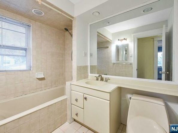 195 Hillside Avenue, Leonia NJ 07605