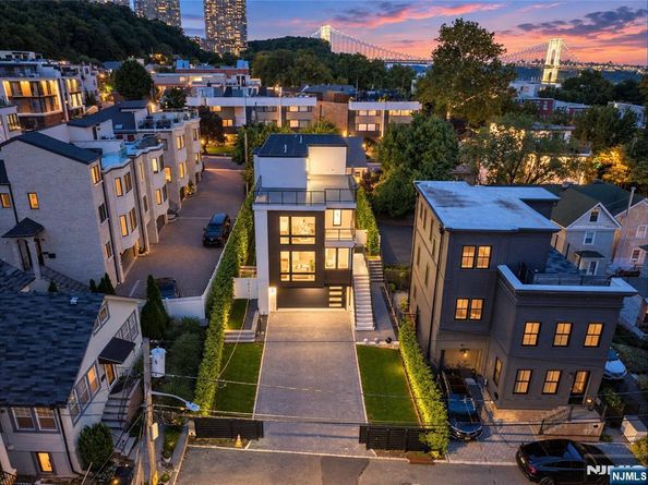 13 Lasher Lane, Edgewater NJ 07020