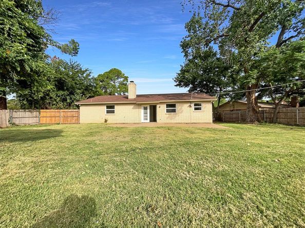 2517  Laredo Court , Arlington Texas 76015