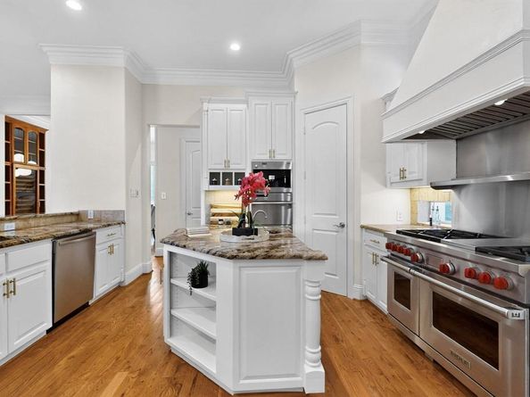 1404  Sylvan Avenue , Dallas Texas 75208