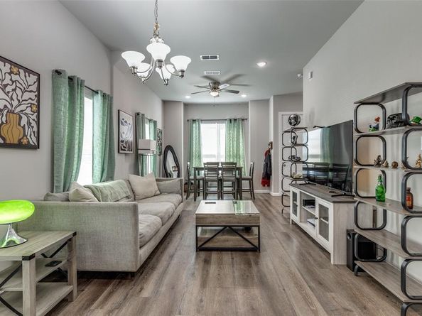 1425  Evans Avenue , Fort Worth Texas 76104