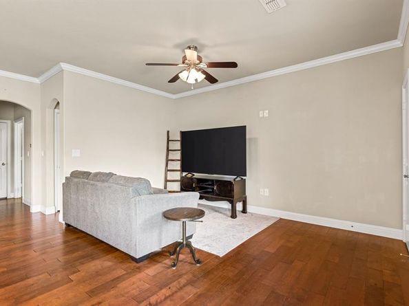 207 S Kealy Avenue , Lewisville Texas 75057