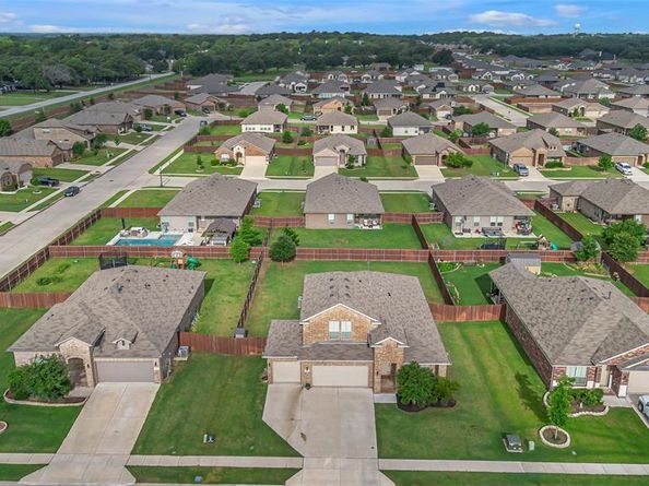 411  Skipper Lane , Azle Texas 76020