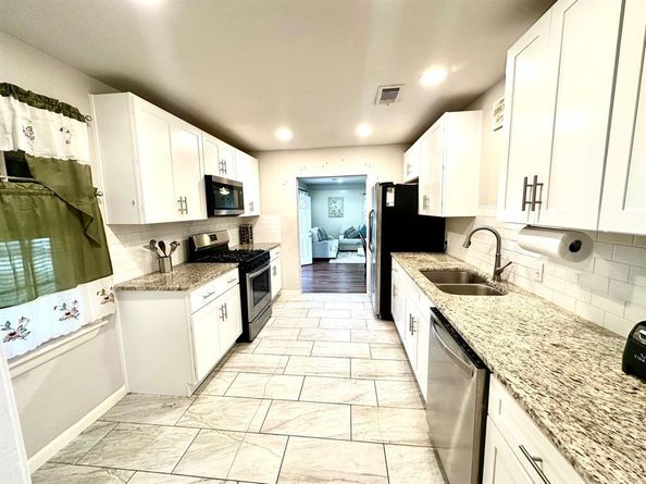 616 W Hammond Street , Lancaster Texas 75146