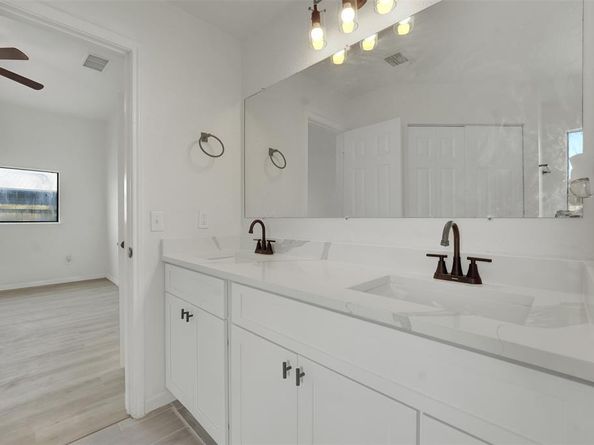 615  Red Coat Lane , Arlington Texas 76002