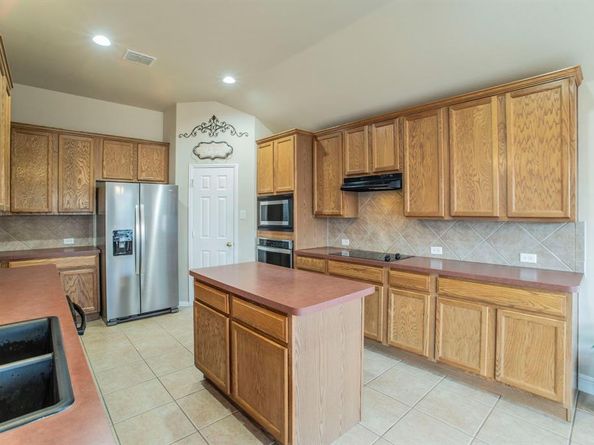 6607  Merlot Lane , Arlington Texas 76002