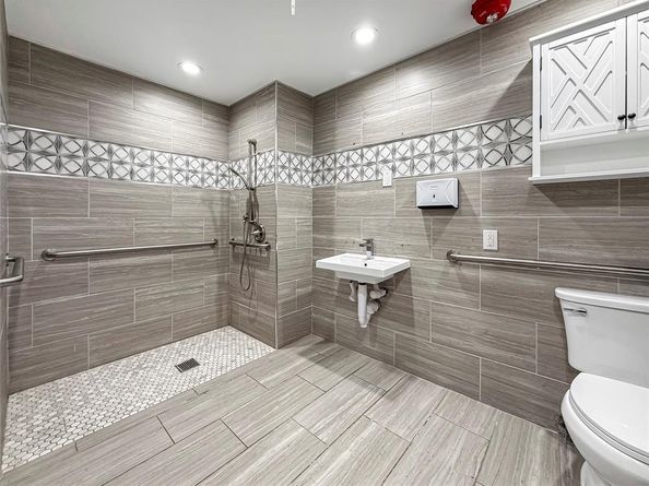 2402  Country Valley Road , Garland Texas 75041