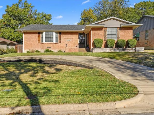 2551  El Cerrito Drive , Dallas Texas 75228