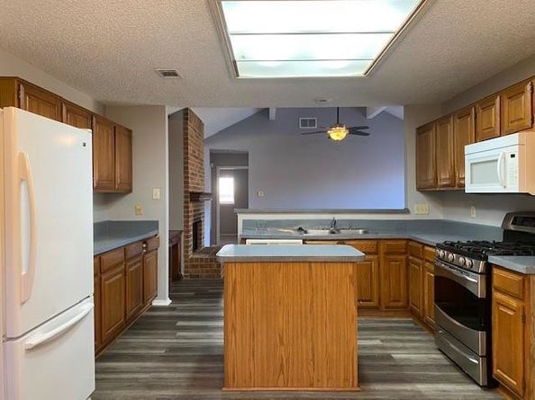 1512  Straus Road , Cedar Hill Texas 75104