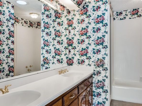 2413  Parkside Drive , Garland Texas 75040